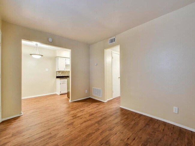 Building Photo - Amazing 1 bedroom off Manor rd.  Central Austin at its finest