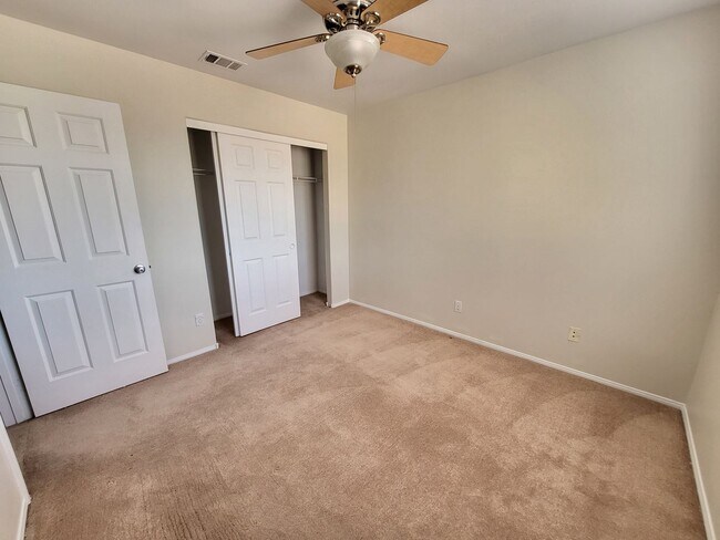 Building Photo - 4 Bedroom House, Private Pool,  Large Pets Welcome