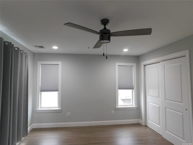 Building Photo - 3495 Bay Front Dr