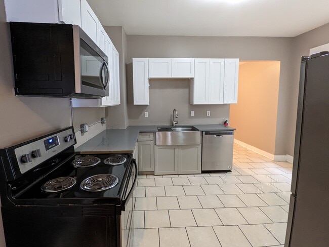 Building Photo - 305 E 19th Ave