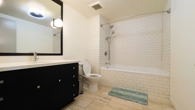 Building Photo - 527 Molino St