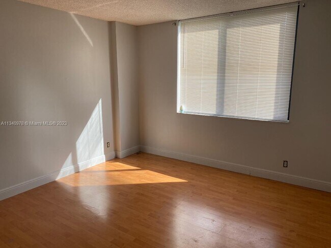 Building Photo - 901 Hillcrest Dr
