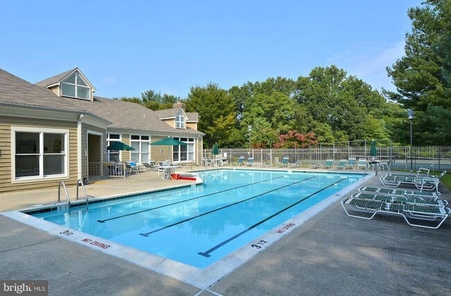 Building Photo - 605 Admiral Dr