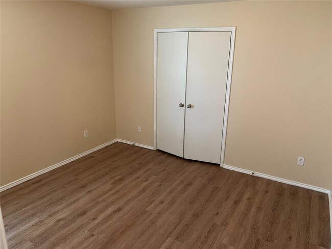 Building Photo - 1006 Hollow Oak Rd