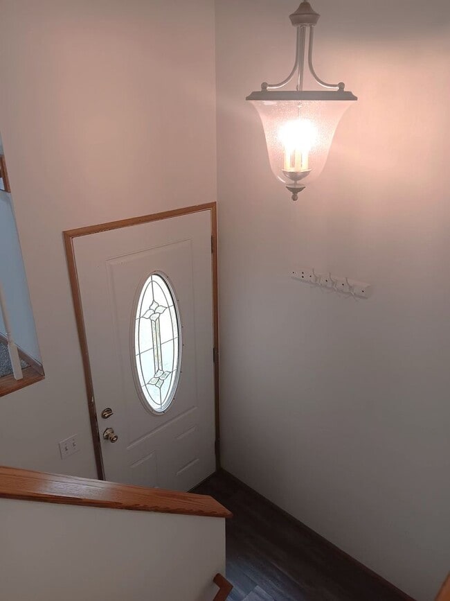 Building Photo - WEST SIDE - SPACIOUS TWO STORY 3 BED/2.5 BATH DUPLEX!