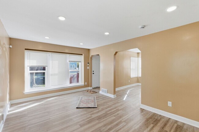 Building Photo - Holiday Special Reduce Rent