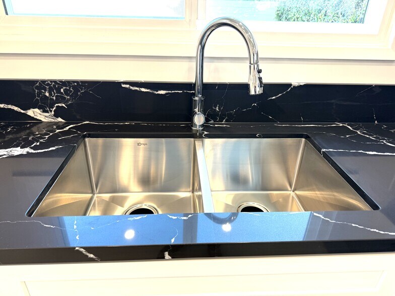 Building Photo - 3650 Hackett Ave