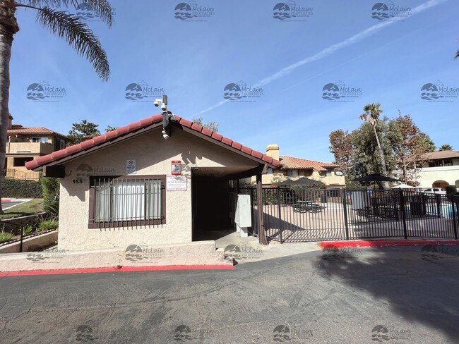 Building Photo - 3 Bed/2 Bath Two Story Townhome in Gated C...