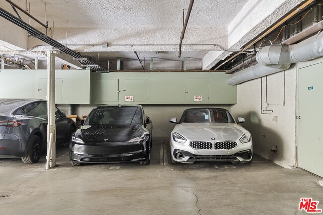 Building Photo - 645 Westmount Dr