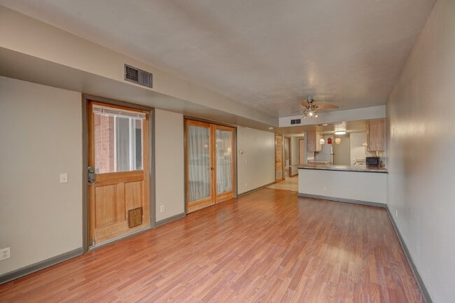 Building Photo - 1BR/1BA Comfortable Condo in Montclair Nei...