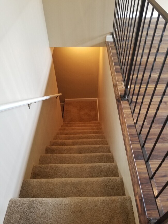 Building Photo - Spacious & Updated 3 bedrooms +large rec room 2 baths, landscaped