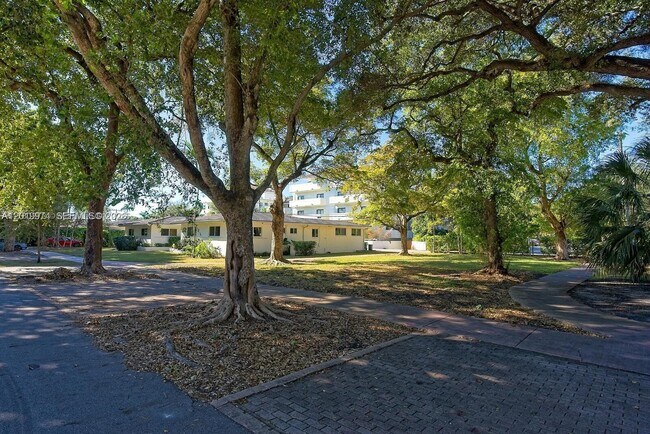 Building Photo - 5400 Orduna Dr