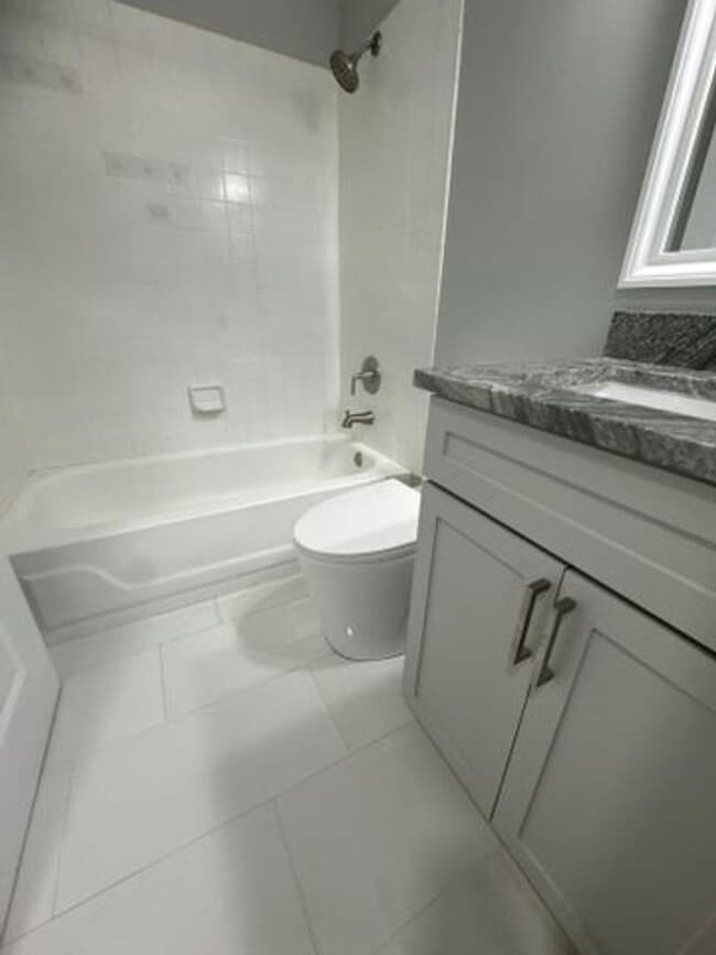 Building Photo - 5205 Bayside Dr