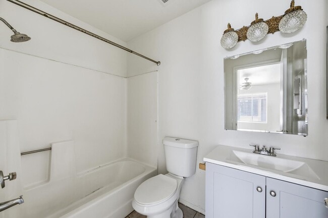 Building Photo - 559 S Lesueur