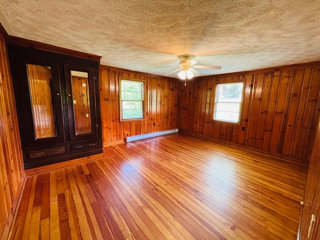 Building Photo - 2700 Meadowbrook Dr