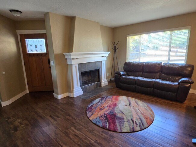 Building Photo - 3 bed 2.5 bath  Home for Rent in Grants Pass