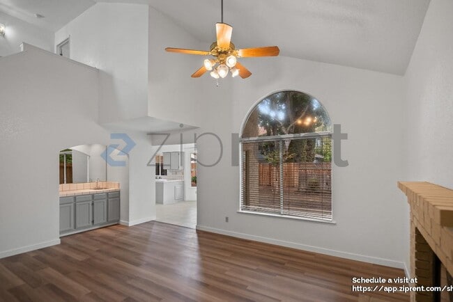 Building Photo - 2215 Jenni Ln