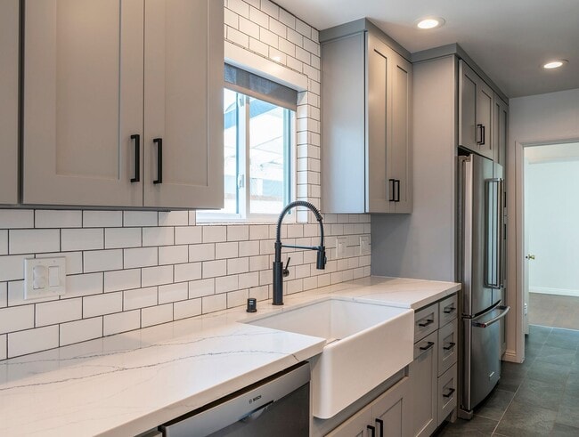 Building Photo - Beautiful Hawthorne Rental In Hollyglen!