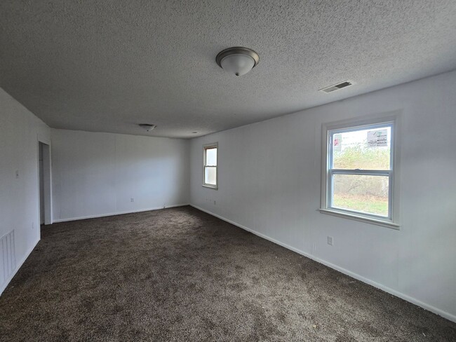 Building Photo - 3 bed 1 bath house