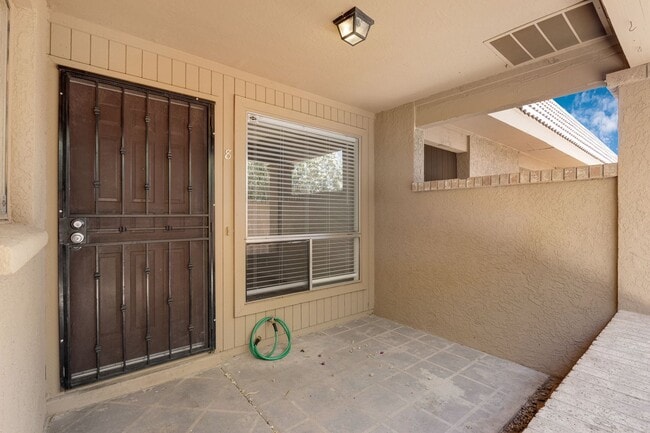 Building Photo - Private 2/2  Unit • Quiet Community • Prime North Phoenix Location