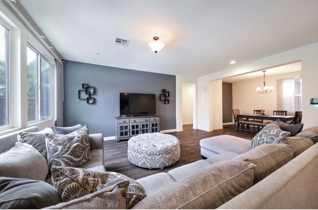 Building Photo - 5900 Warren Ridge Dr