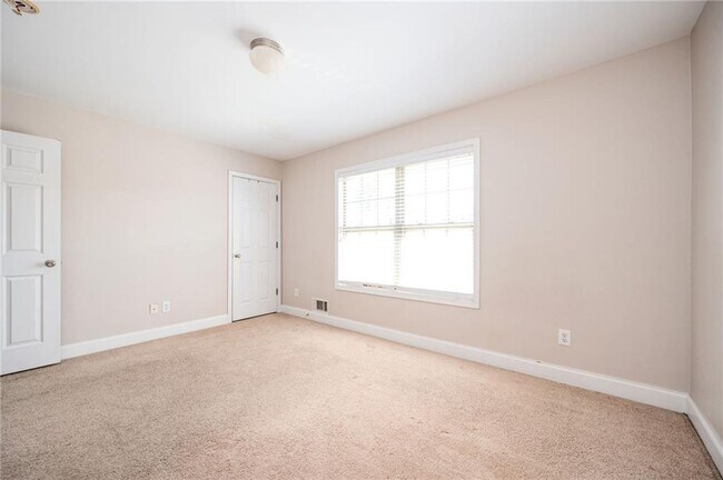 Building Photo - 31 Villa Ct SE