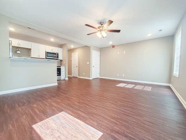 Building Photo - Two Bedroom with Garage on Exit 11!