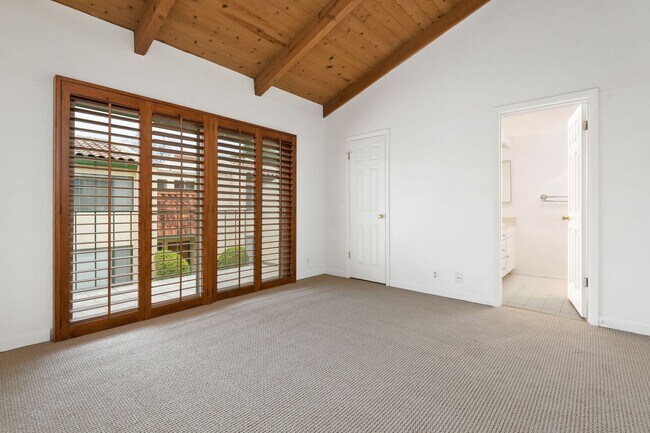 Building Photo - Wonderful uptown condo for rent... Santa Barbara!