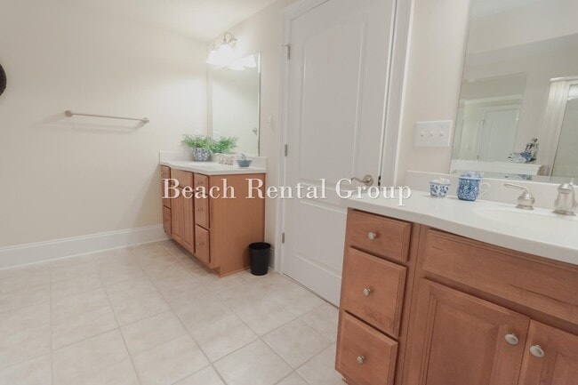 Building Photo - 2180 Waterview Dr
