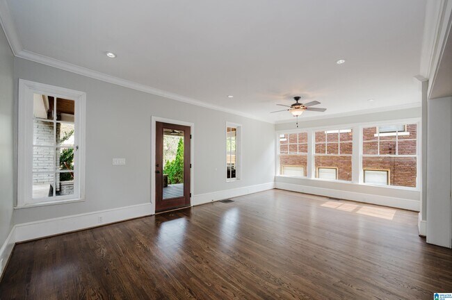 Building Photo - 2810 Rhodes Cir S