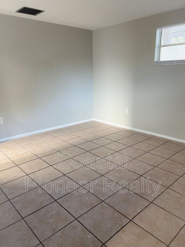 Building Photo - 5829 Elm St