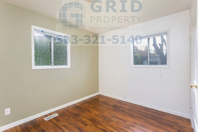 Building Photo - 2 Bedroom Bungalow in Northeast Portland - Huge Backyard!