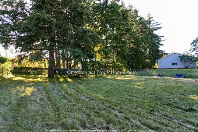 Building Photo - Charming Oregon City Home on 1/2 Acre - Fully Fenced Yard!