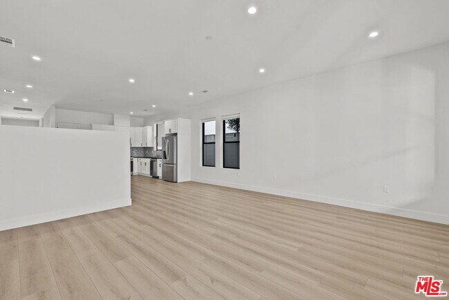 Building Photo - 521 N Martel Ave