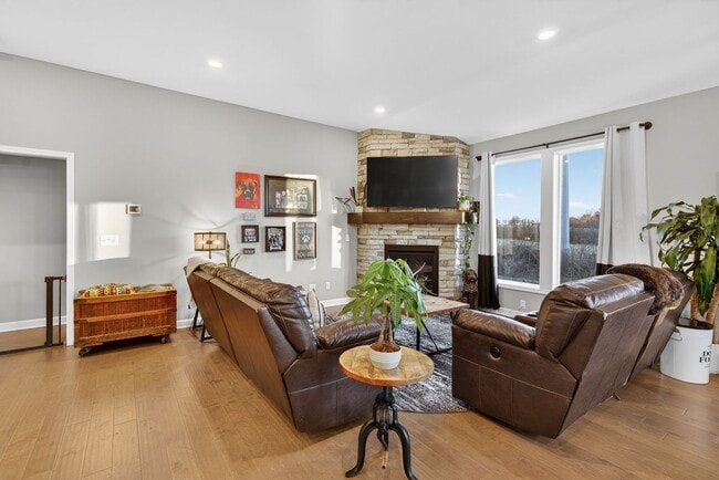 Building Photo - 4 Bed 3 Bath Home | Finished Basement, 2nd Kitchen, Private Backyard | Lee’s Summit