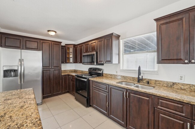 Building Photo - 2-Bedroom, 1.5-Bathroom Home in Tampa – Pe...