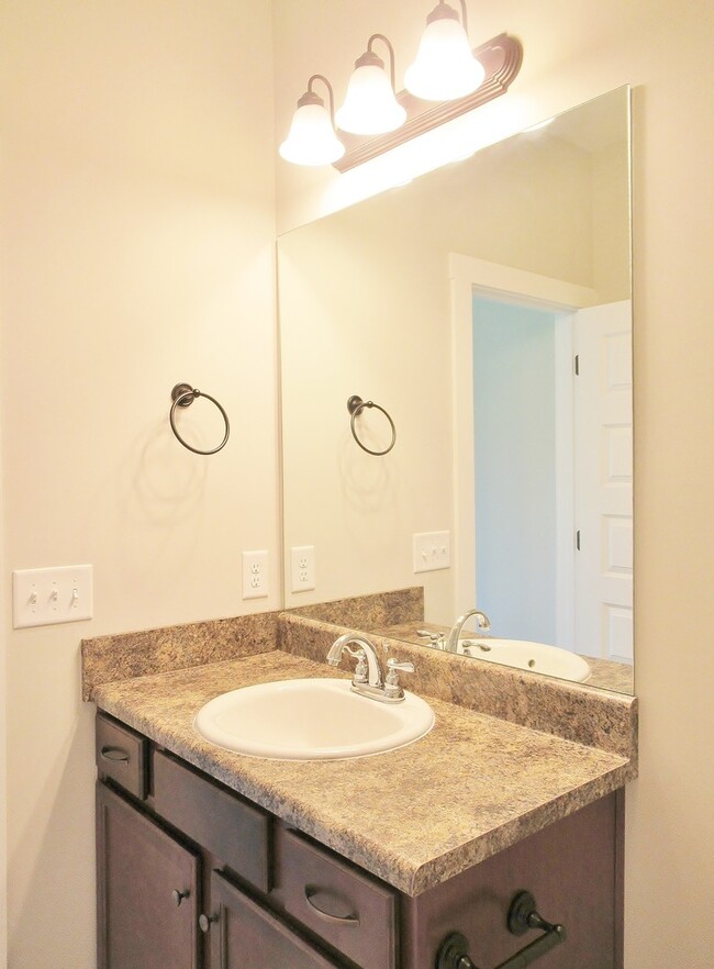 Building Photo - Home in Pleasant Grove... Available to View Now!!!