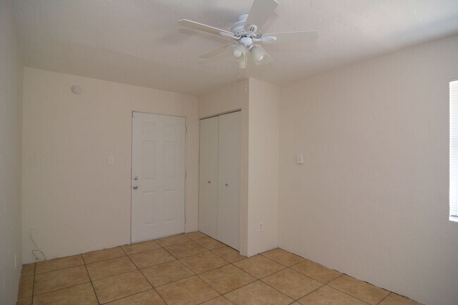 Building Photo - 6 Bedroom 3 Bath Home! Walking distance to University!