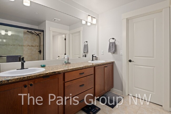 Building Photo - Stylish Model Hm in Issaquah Highlands * Park-Facing, EV Charger, Designer Upgrades & Very Walkable!