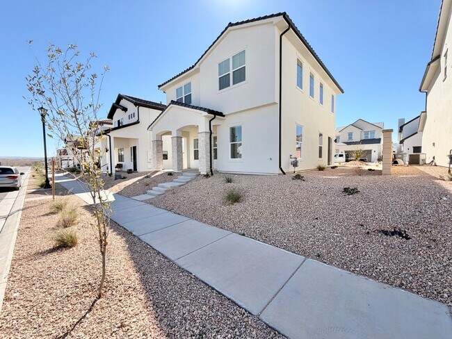 Building Photo - Desert Color 4 Bed Home!