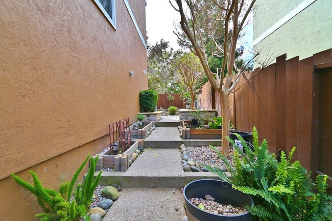 Building Photo - $3,695 - GORGEOUS PARKMONT TOWN HOME IN CE...