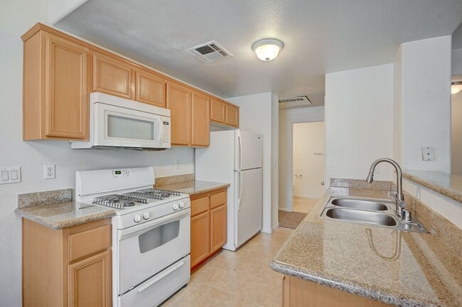 Building Photo - Charming 3-bed, 2-bath Downstairs Unit