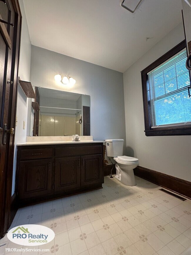 Building Photo - 3 Bedroom Plus Den Home in St. Paul