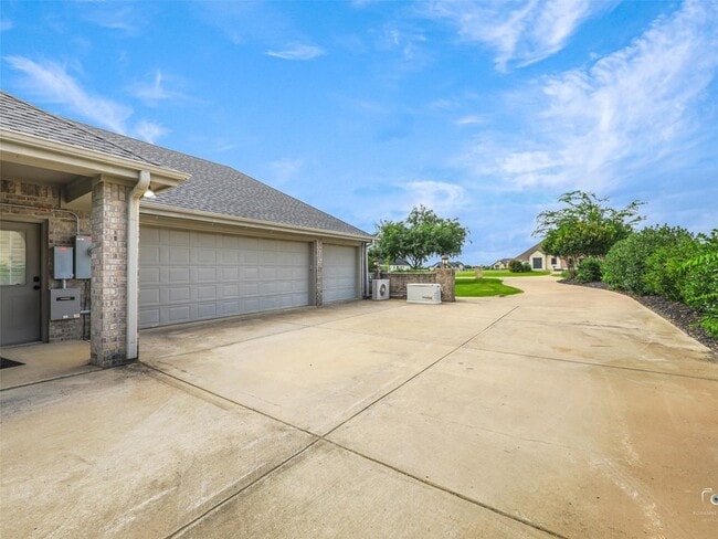 Building Photo - 4428 Lake Breeze Dr