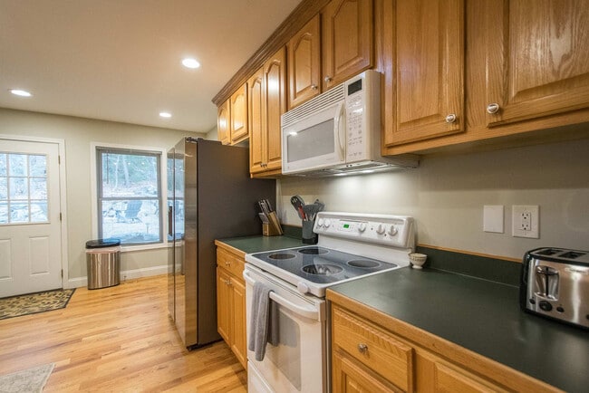 Building Photo - 10 Silver Springs Dr