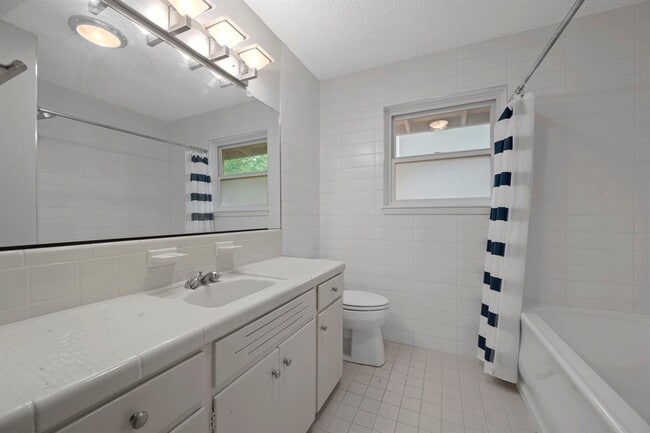Building Photo - 3100 Whiteway Dr