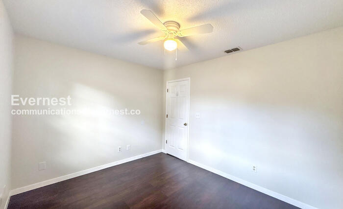 Building Photo - 2901 Bay View Dr