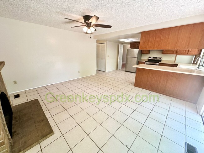 Building Photo - Gorgeous 4 Bedroom 2 Bath with Fully Fence...