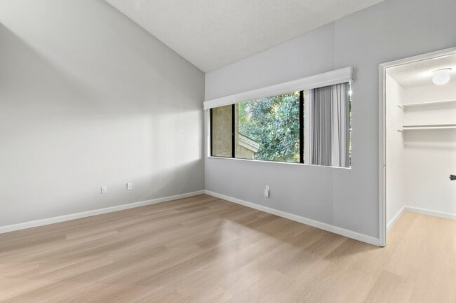 Building Photo - Remodeled Irvine Lakes Townhouse