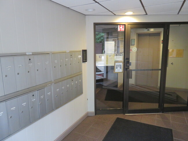 Building Photo - 2320 N Nordica Ave